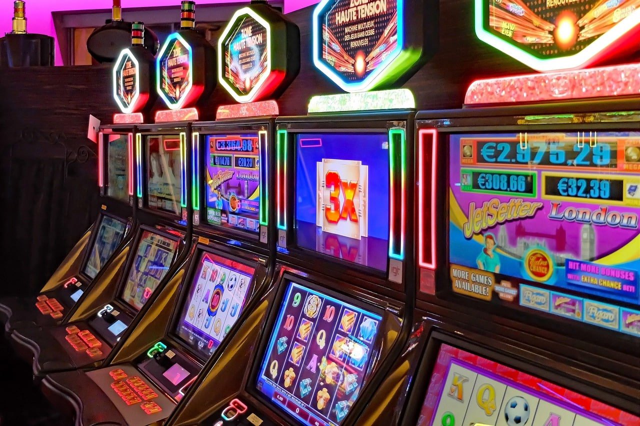 Antarmuka pemain Infinite Blackjack menampilkan kartu dan opsi aksi